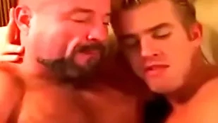 Padre se coge a hijo después de aloofness wash-basin