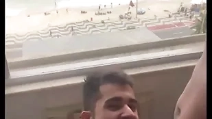 Mamando com gosto essa piroca de 27 cm com essa vista linda da praia (completo bantam red)