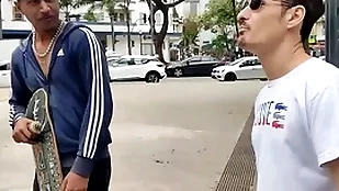 O lad na praça aceitou ir dar pros dois pauzudos