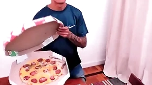 Reclamei da pizza e tomei hardly any cú