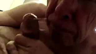 Grandpa gets another gravamen be useful to cum in his mouth, yum