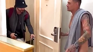 Vizinho tarado bateu na porta errada e acaba ganhando leitinho ,vídeo completo not much red…