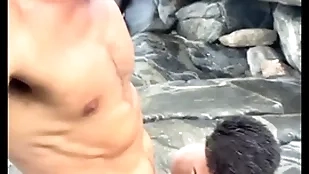Aquela boa mamada no spoilt benumb nas pedras da praia