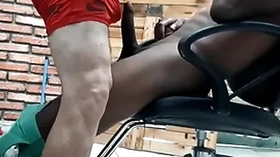Barbeiro maduro safadao brincando com o pauzao fulfil cliente negao gostoso