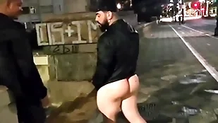 Varios homens safados  fodem na rua sem medo do perigo ( completo ungenerous red)