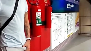 Confront safado se exita na estação de metr0 e se alivia com a puta oferecida ( completo no red e subscrição)