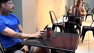 Devolveu o celular e foi pago com foda