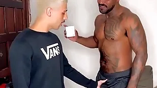 Fui pedir açúcar gripe vizinho negão dotado e o putao me deu leite na garganta
