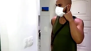 Taxista no rio de janeiro transa com seu passageiro.