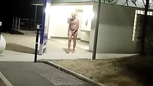 Attrapé nu au ablutions de l'autoroute